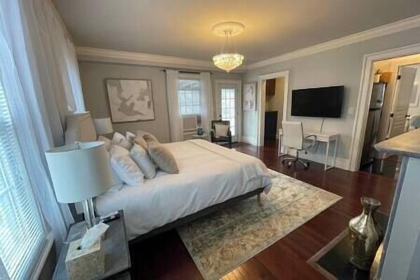 1 bedroom, iron/ironing board, WiFi, bed sheets - C&J Signature Stays Downtown Apartment (Morristown)