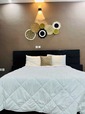 5 bedrooms, iron/ironing board, WiFi, bed sheets