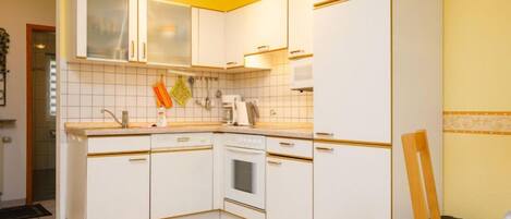 Kühlschrank, Mikrowelle, Ofen, Geschirrspüler