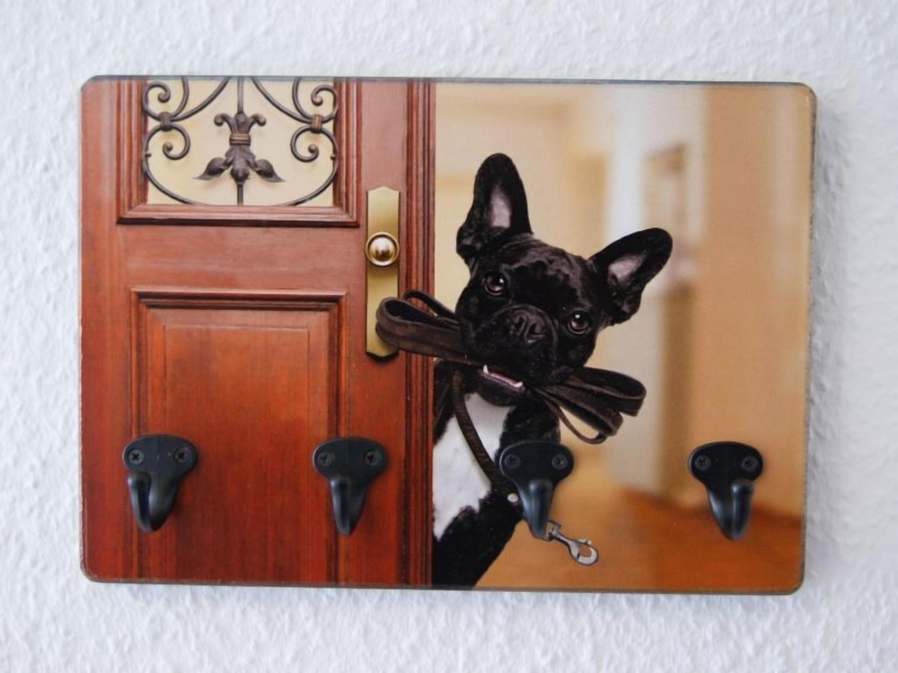 Une porte en bois avec une poignée de porte en laiton et un panneau de verre décoratif.