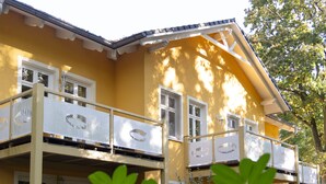 A yellow building with a balcony and windows. - Apartment Meise by Interhome (Zinnowitz)