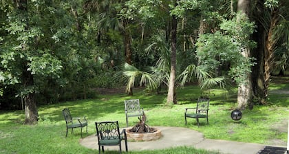 Charming Forest Farmhouse: Nature Lover paradise - Grazing cow field