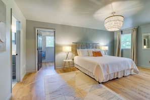 4 bedrooms, desk, iron/ironing board, internet - 'Sweetwater Bluff' Home On The Hiawassee w/ Views! (Hayesville)