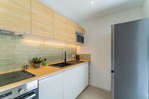 Kühlschrank, Mikrowelle, Ofen, Geschirrspüler