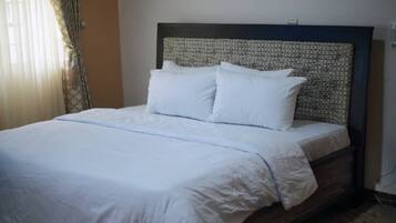 5 habitaciones, tabla de planchar con plancha y ropa de cama