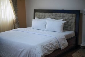 5 Schlafzimmer, Bügeleisen/Bügelbrett, Bettwäsche