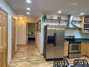 Coffee/tea maker, fridge, microwave, oven - Sleeps 12! (Williamstown)