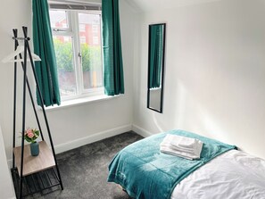 4 bedrooms, iron/ironing board, WiFi, bed sheets