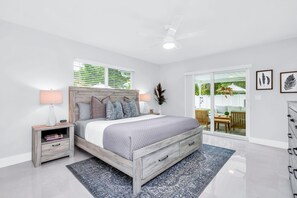 3 habitaciones, escritorio y tabla de planchar con plancha 