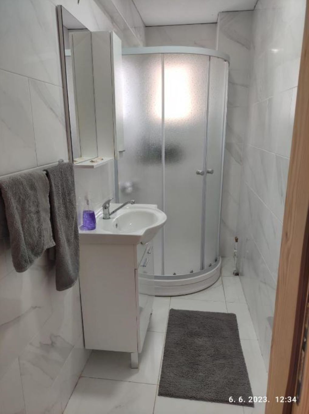 Douche, sèche-cheveux, serviettes fournies, savon