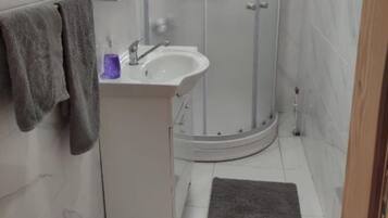 Douche, sĂšche-cheveux, serviettes fournies, savon