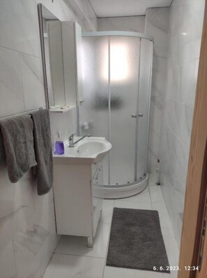 Dusche, Haartrockner, Handtücher, Seife