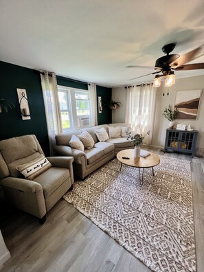 Smart TV, fireplace - Charming 2 BR home - newly renovated (Potsdam)