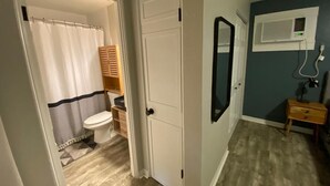 Ein Badezimmer mit Dusche, Toilette und Waschtisch.