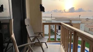 Premium bedding, individually decorated, individually furnished, desk