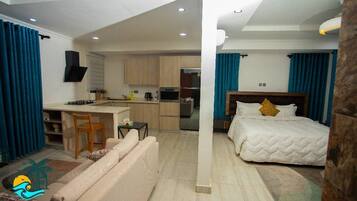 Chalet de lujo, 1 habitación | Área de sala de estar | Smart TV de 42 pulgadas con canales digitales y Netflix