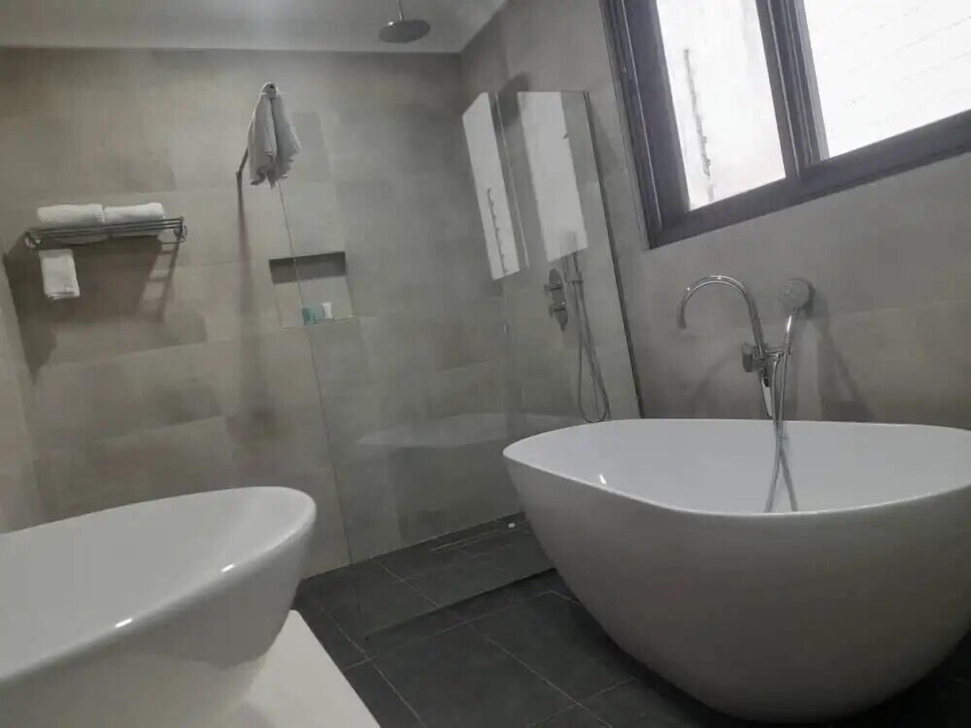 Ducha, cabezal de ducha tipo lluvia, artículos de tocador gratuitos