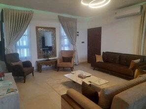 Suíte presidencial, 1 quarto | Área de estar | Smart TV 42 polegadas com canais digitais, Netflix