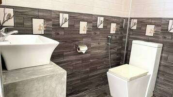 Haartrockner, Handtücher, Seife, Toilettenpapier