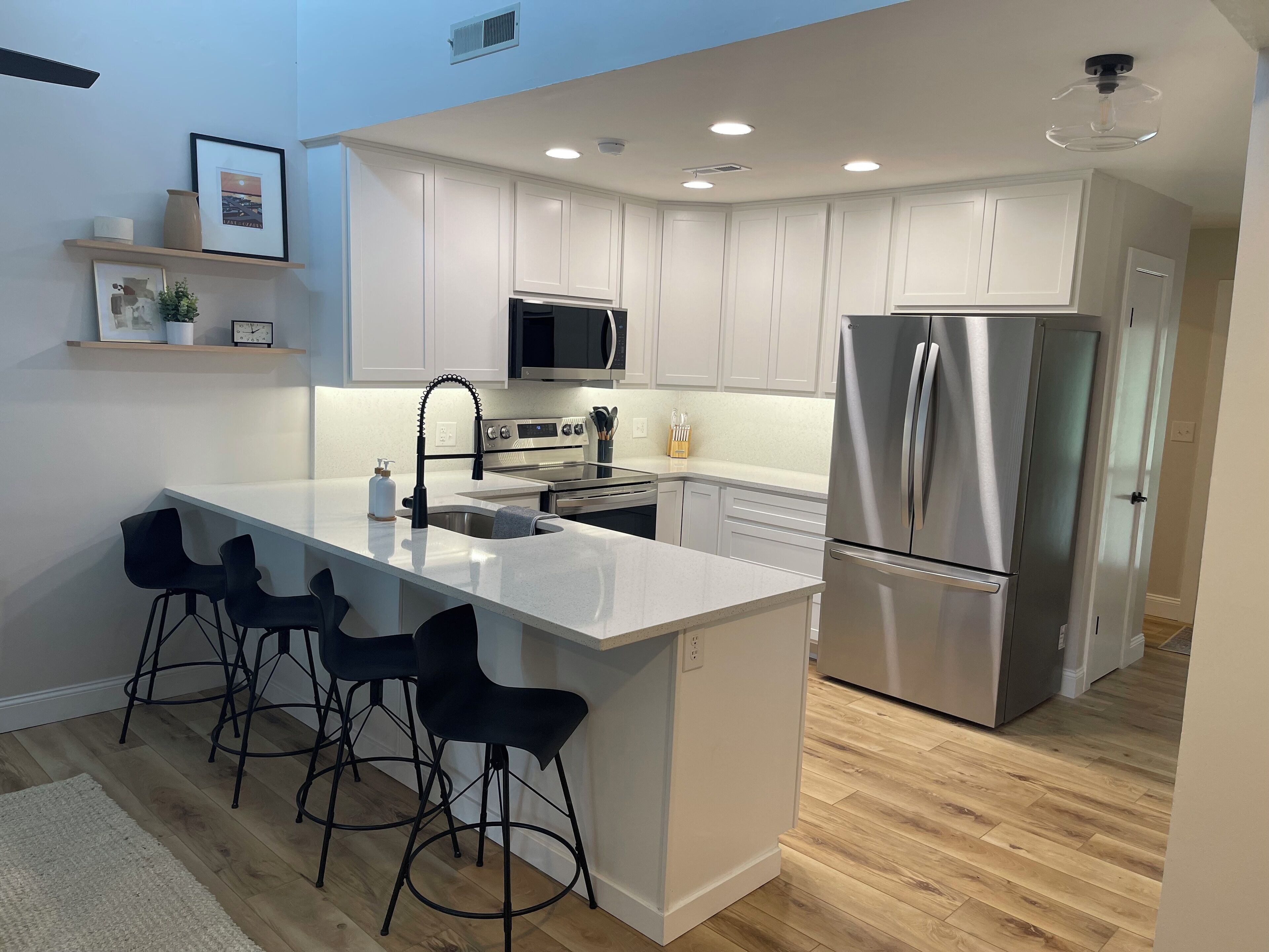 Refrigerador, microondas, horno y parrilla de estufa 