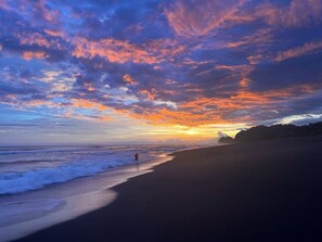En la playa, camastros y toallas de playa