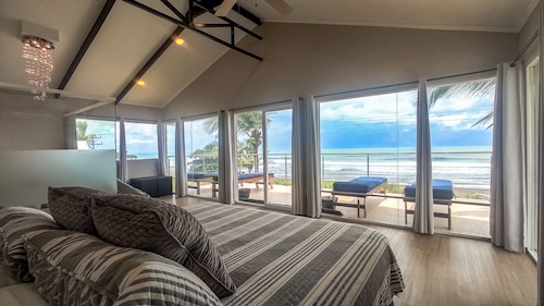 Luxury Oceanfront Beach House. Time to Enjoy Paradise- Sleeps 14 
