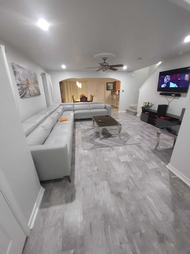 Beautiful 3 BR/ 2.5 BA with no backyard neighbors 