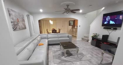 Beautiful 3 BR/ 2.5 BA with no backyard neighbors