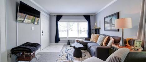 TV connectée, livres, écrans d'ordinateur