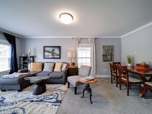 Smart TV, books, computer monitors - River District Retreat—Walk to Downtown Belmont! (Belmont)