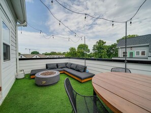 Outdoor dining - Rooftop Retreat — Heart of NoDa—Light Rail —Sauna (Charlotte)