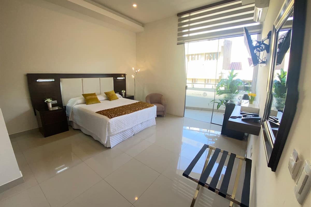 Quarto superior, 1 cama Queen, vista para a cidade | 1 quarto, Wi-Fi de cortesia