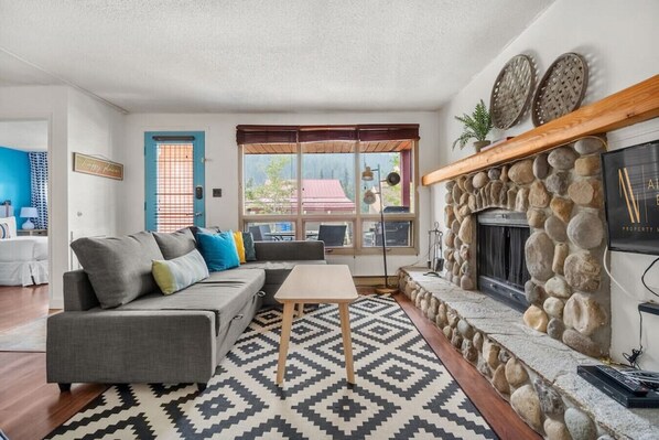 TV, fireplace