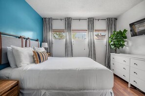 1 bedroom, desk, free WiFi, bed sheets - Mountain Mural | Hot Tub | Pools | Ski-In/Ski-Out (Panorama)