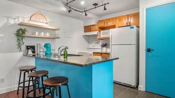 Een koelkast, een magnetron, een oven, een kookplaat