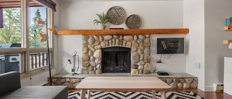 TV, fireplace