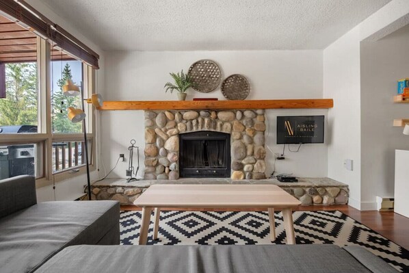 TV, fireplace