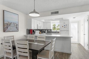 Dining - Kawama 3 bedroom townhouse--2 heated pools, marina, tennis, lagoon & much more! (Key Largo)