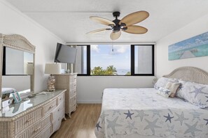 2 soverom, skrivebord, strykejern/-brett og reiseseng for barn