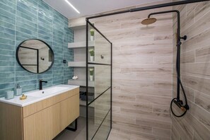 Dusche, Haartrockner, Handtücher