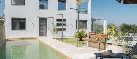 Een verwarmd zwembad