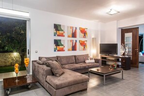 Fernseher, Kamin, DVD-Player, Stereoanlage