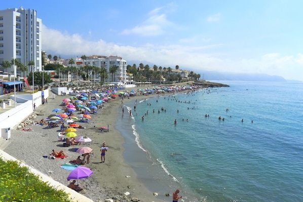 Una spiaggia nelle vicinanze