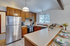 Frigorífico, placa de cocina, lavavajillas y cafetera o tetera