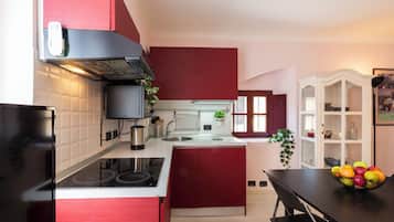 Estudio urbano | Cocina privada | Refrigerador con congelador, parrilla de estufa y lavavajillas