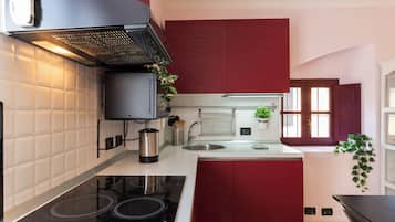 Estudio urbano | Cocina privada | Refrigerador con congelador, parrilla de estufa y lavavajillas