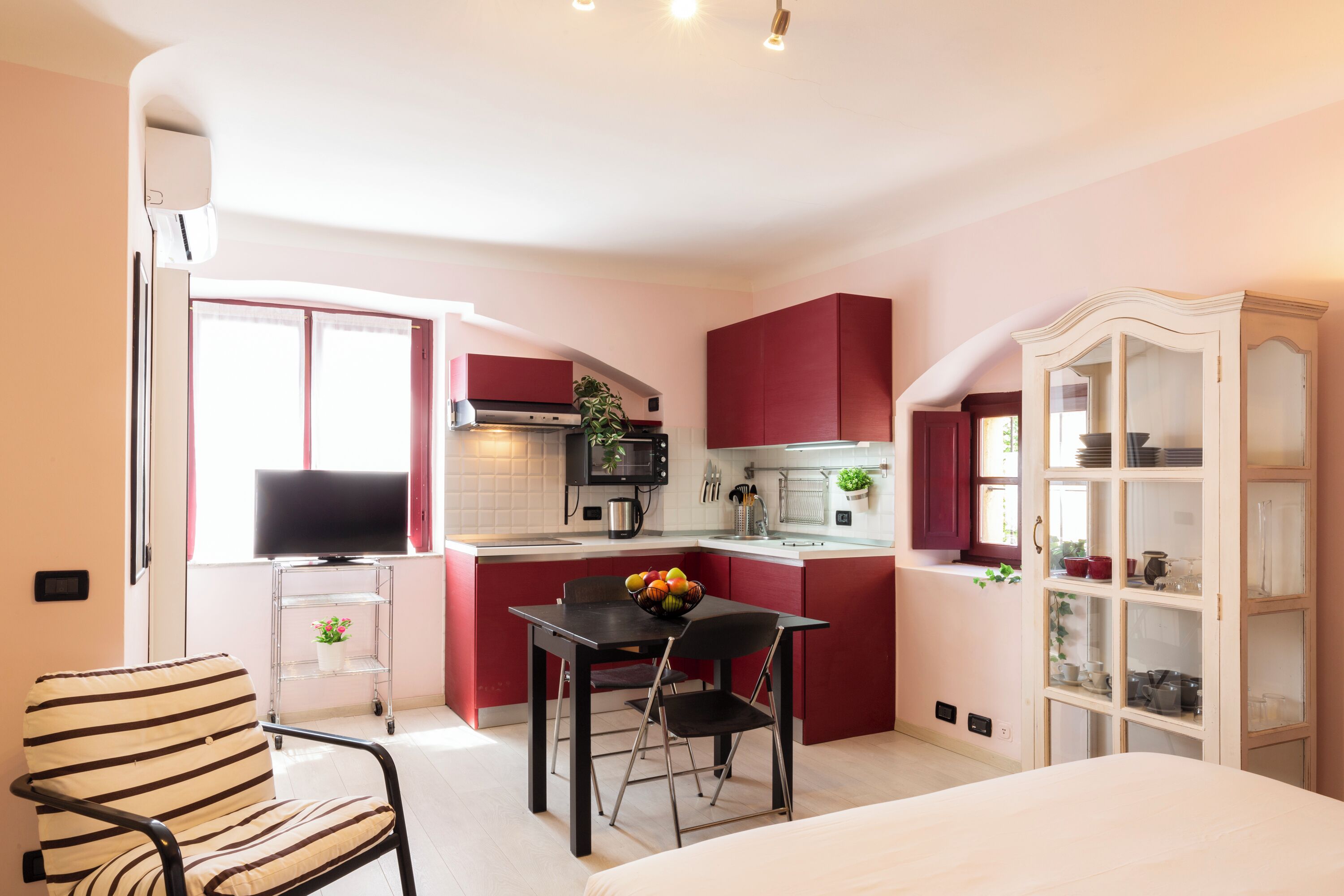 City Studio | Private kitchen | Full-size fridge, stovetop, dishwasher, electric kettle