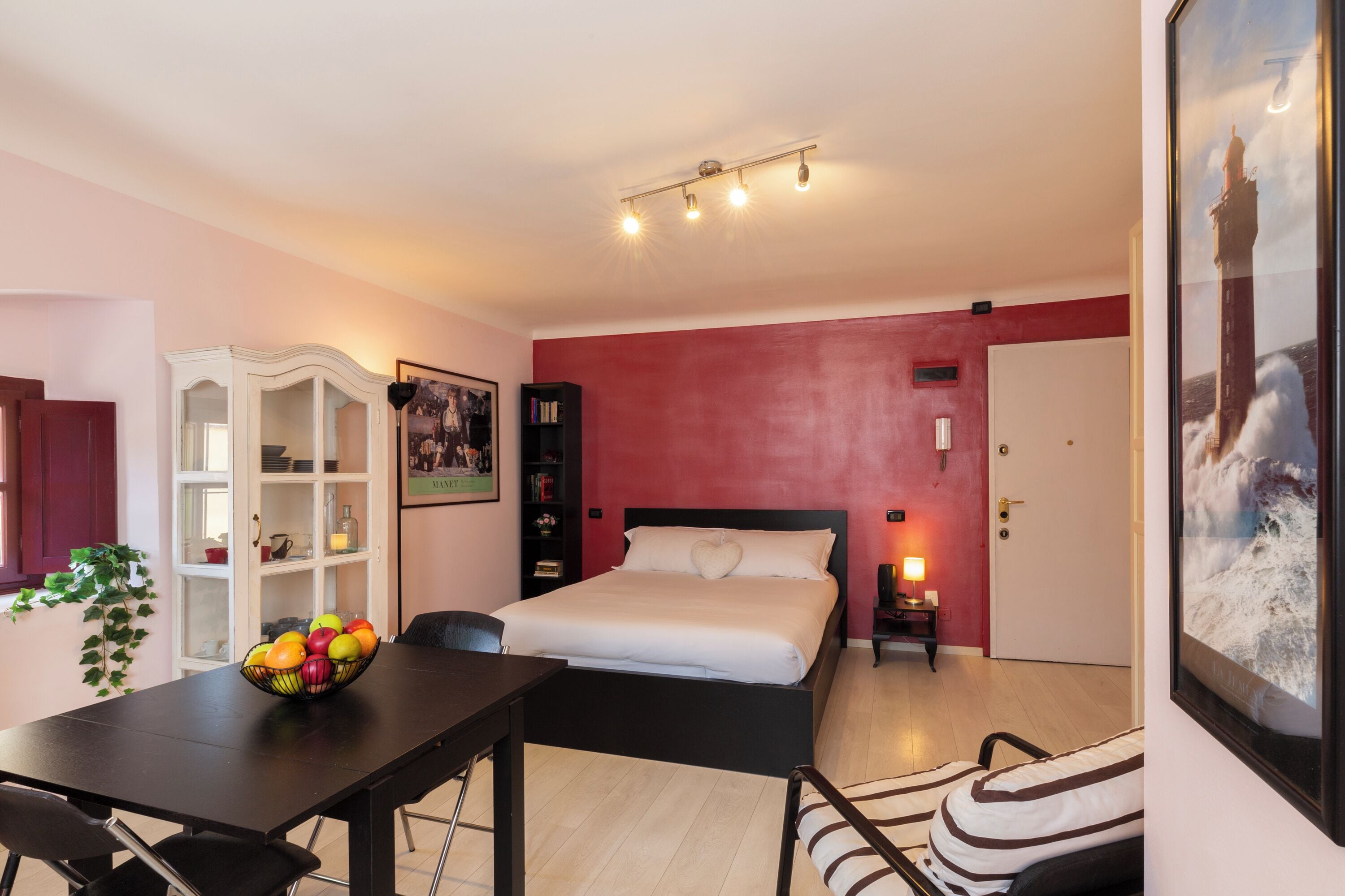 Estudio City | Zona de estar | Smart TV de 32 pulgadas con canales digitales