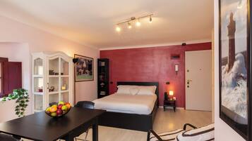 City studio | Woonruimte | Een 32-inch smart-tv met digitale zenders