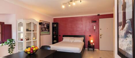 Estudio City | Zona de estar | Smart TV de 32 pulgadas con canales digitales